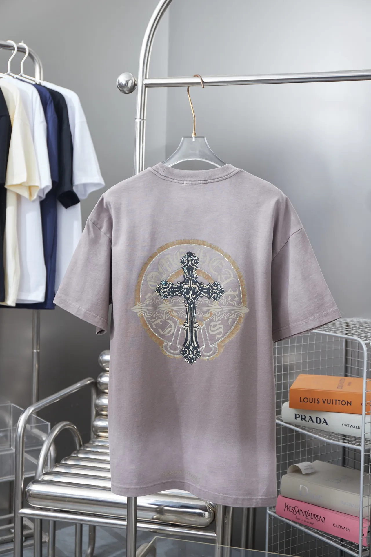 🅿️220 Ch*ome Hearte CH 25SS early spring new model, hot diamond cross pattern short sleeves, light luxury, essential item for daily commuting for men and women, correct version, welcome to compare, detailed features · 280g 100% pure cotton double yarn jersey fabric · Special thickened 32 pieces of double-strand 1X1 thread in the same vat custom dyeing · Kangli digital printing ➕Imported Australian matte pearlescent diamonds. Ready-made garments are dyed. Then do the faded fried snowflake process, then wash it to make it look old. Common washing improves the effect · Double-needle stitching across seams · Original main mark, washed tag, branded moisture-proof paper packaging Color: black/dark sapphire blue/brown army green Size: S/M/L/XL